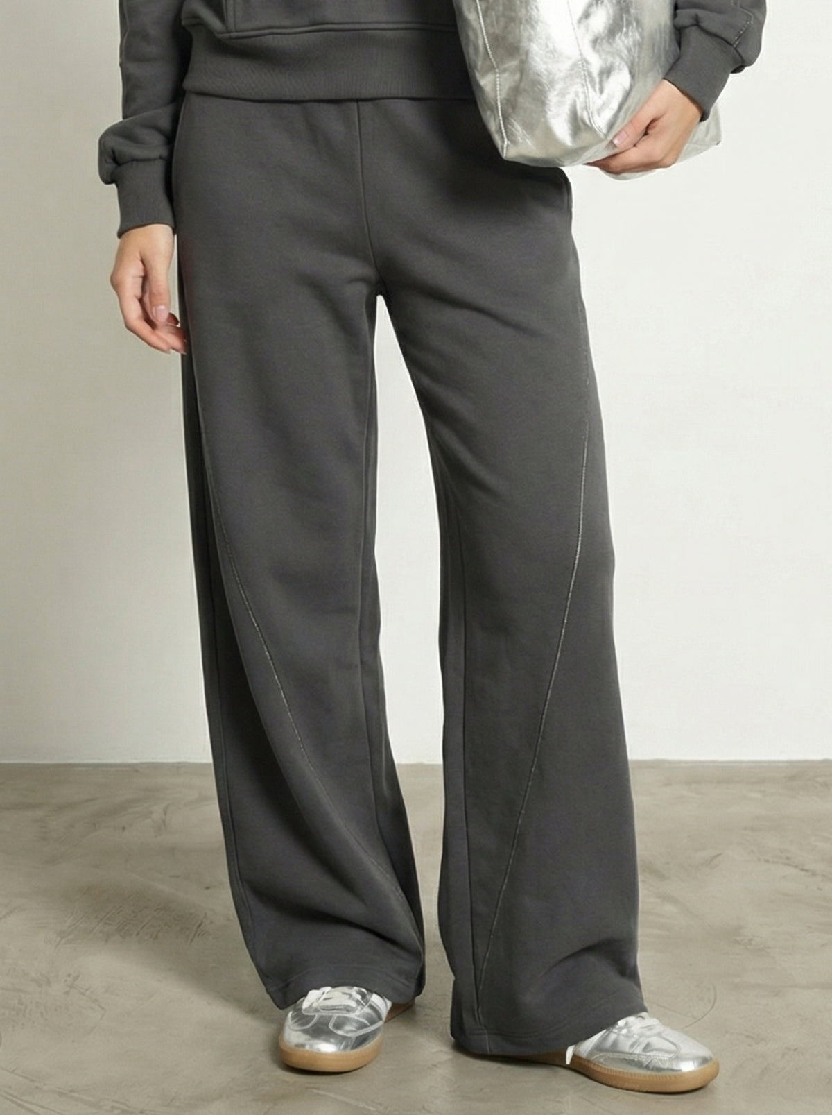PANTALONE CON PIPING DECORATIVO