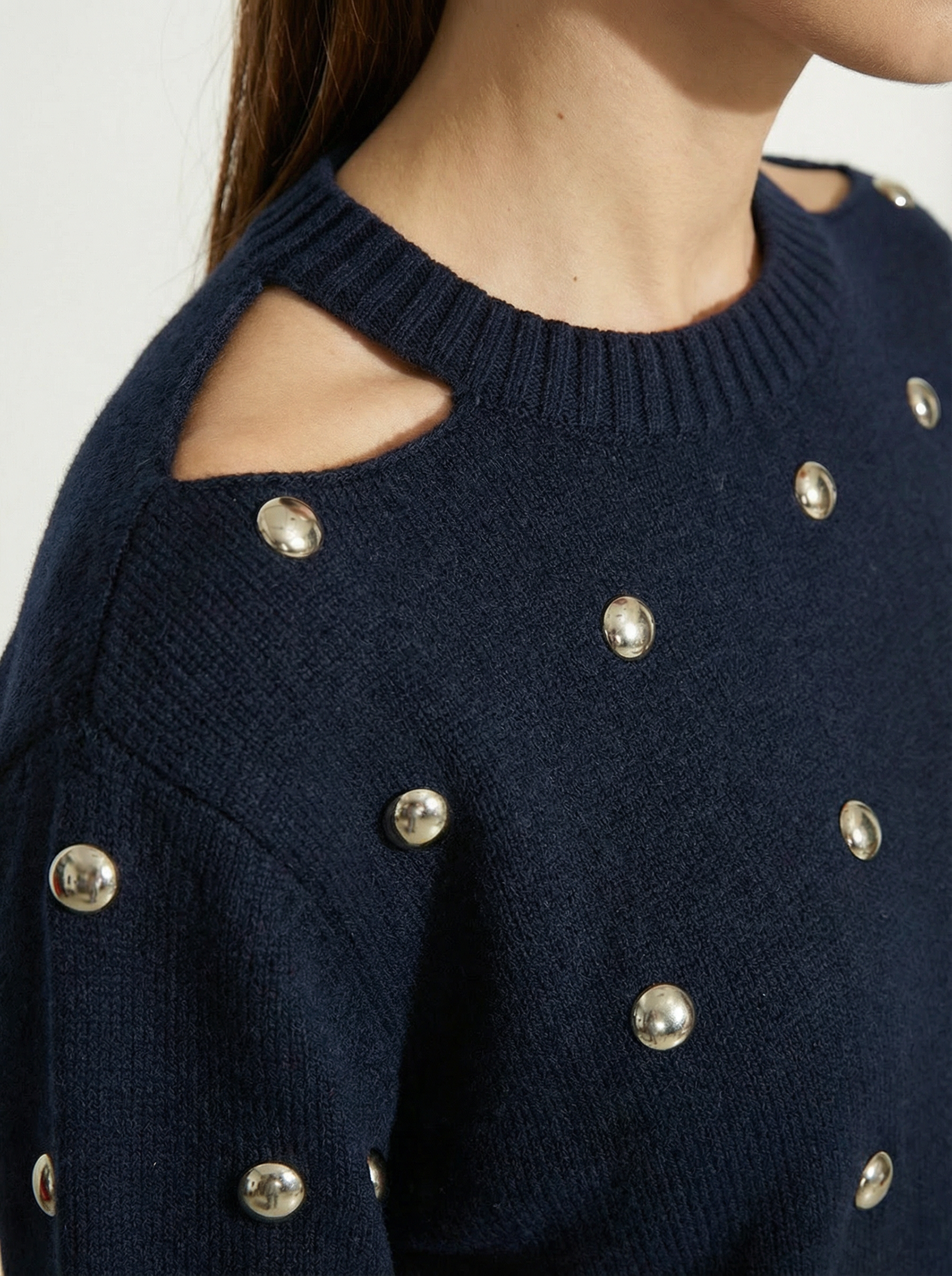 MAGLIONE CON BORCHIE ALL-OVER E DETTAGLIO CUT-OUT