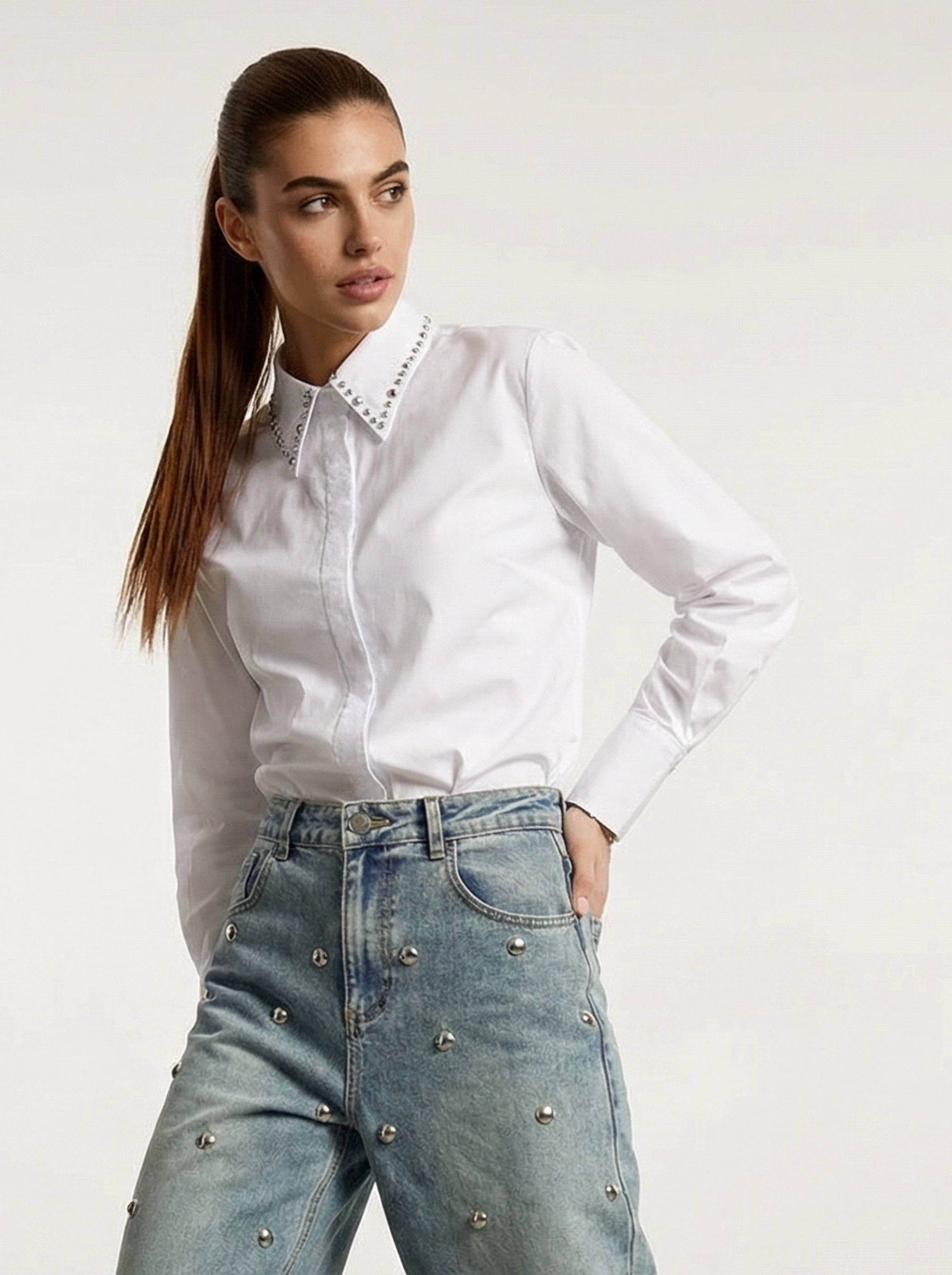 CAMICIA CON COLLETTO DECORATO DA BORCHIE
