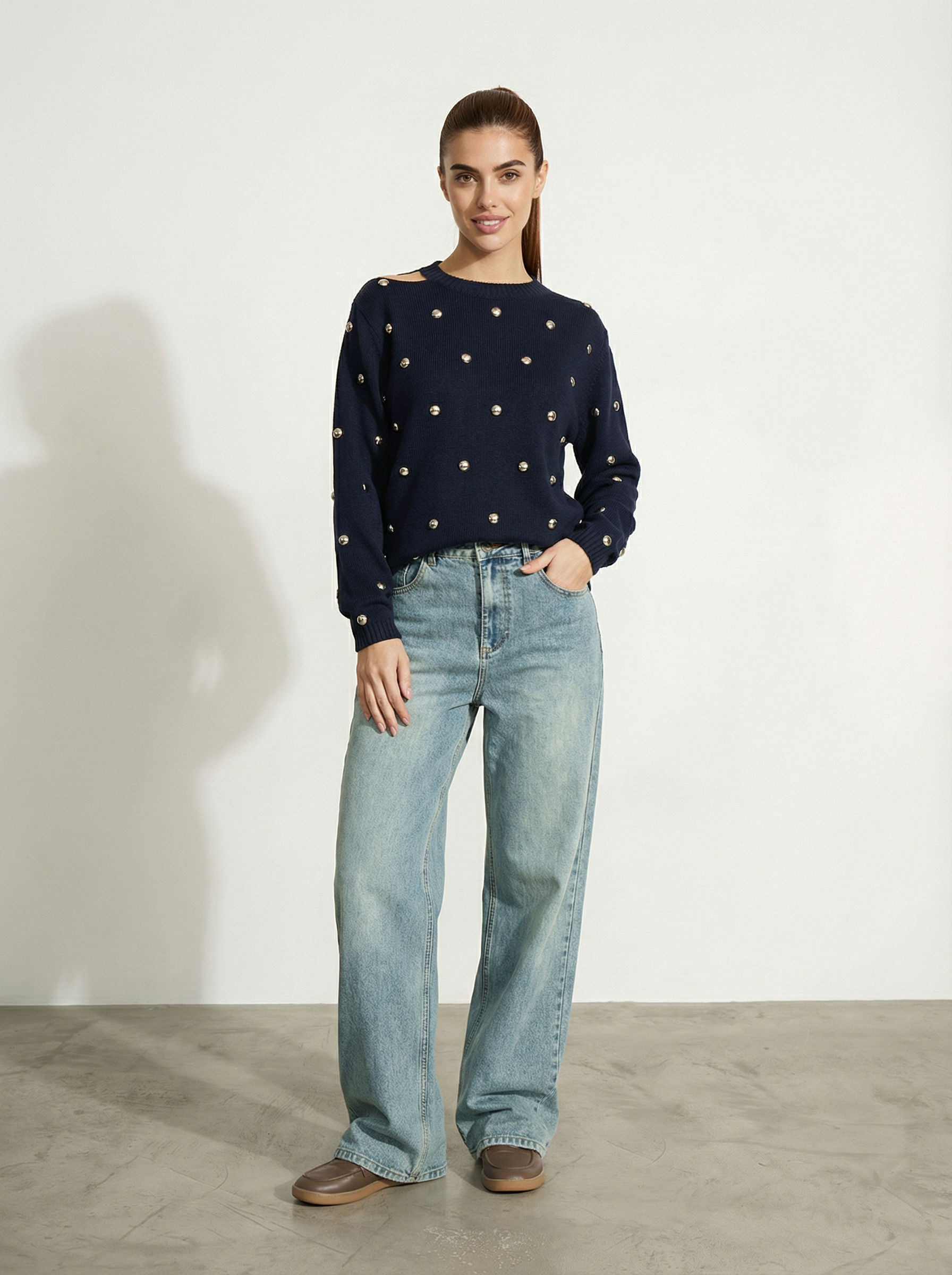 MAGLIONE CON BORCHIE ALL-OVER E DETTAGLIO CUT-OUT