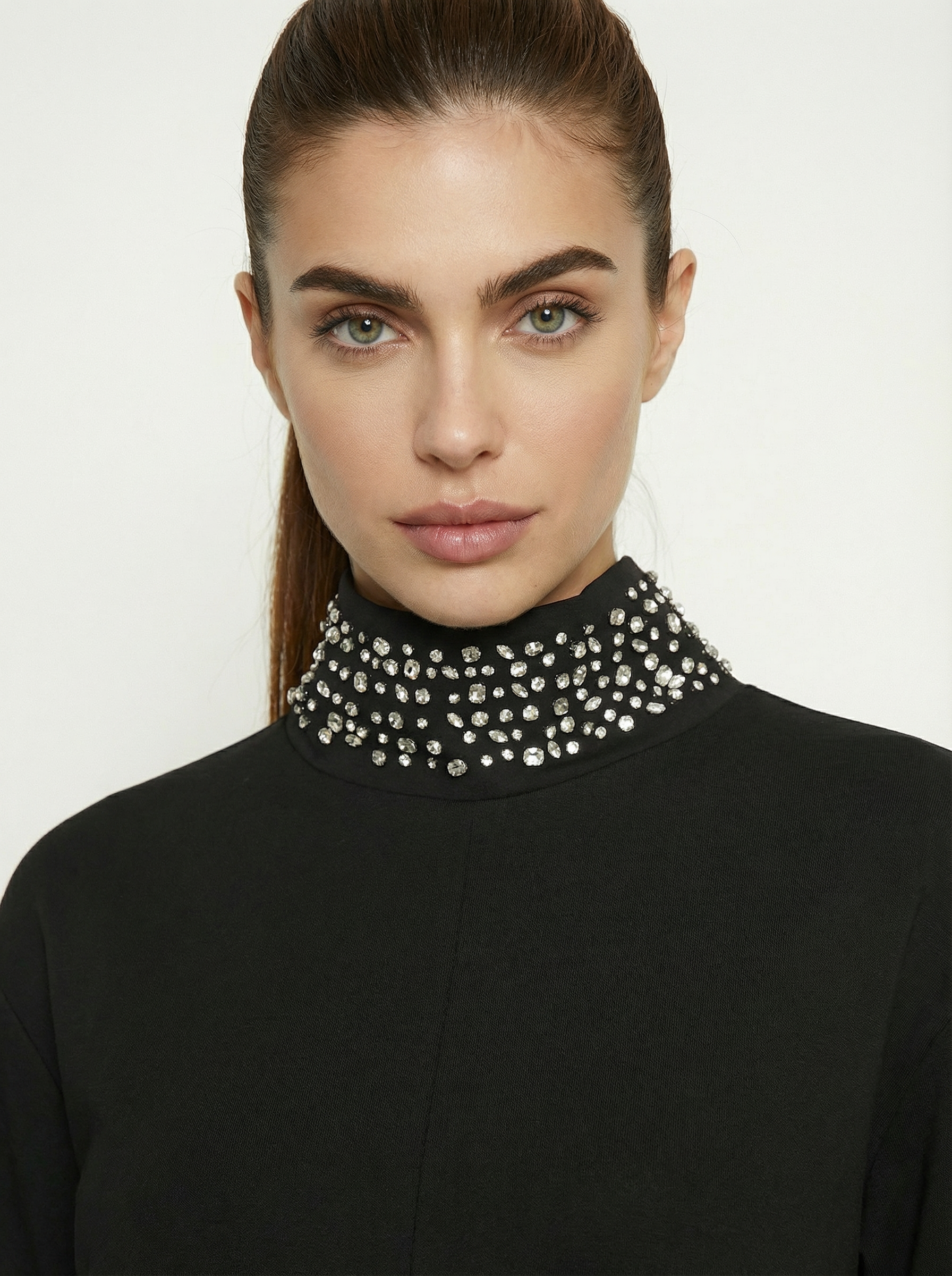 ABITO CON COLLO IN STRASS