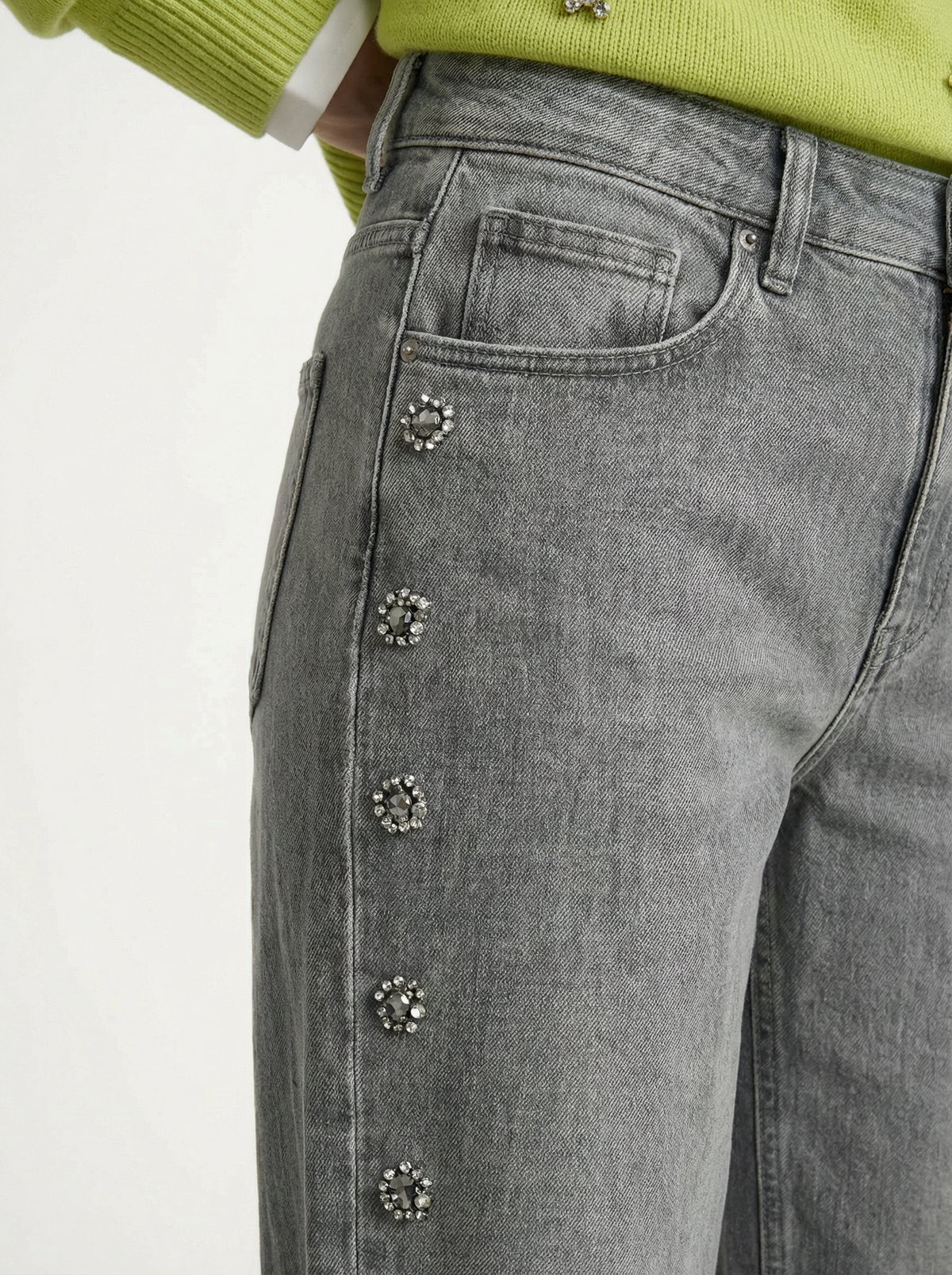 JEANS A GAMBA DRITTA CON APPLICAZIONI GIOIELLO