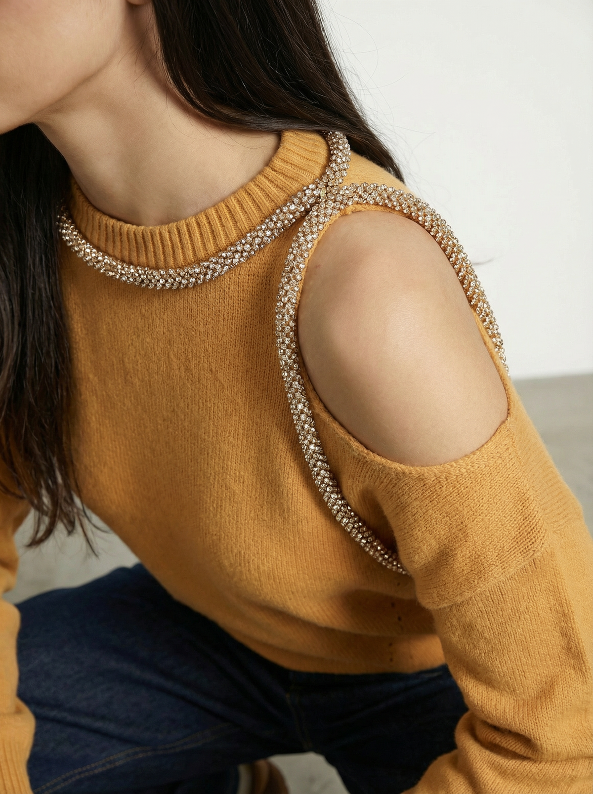 MAGLIONE CON SPALLA CUT-OUT IN STRASS