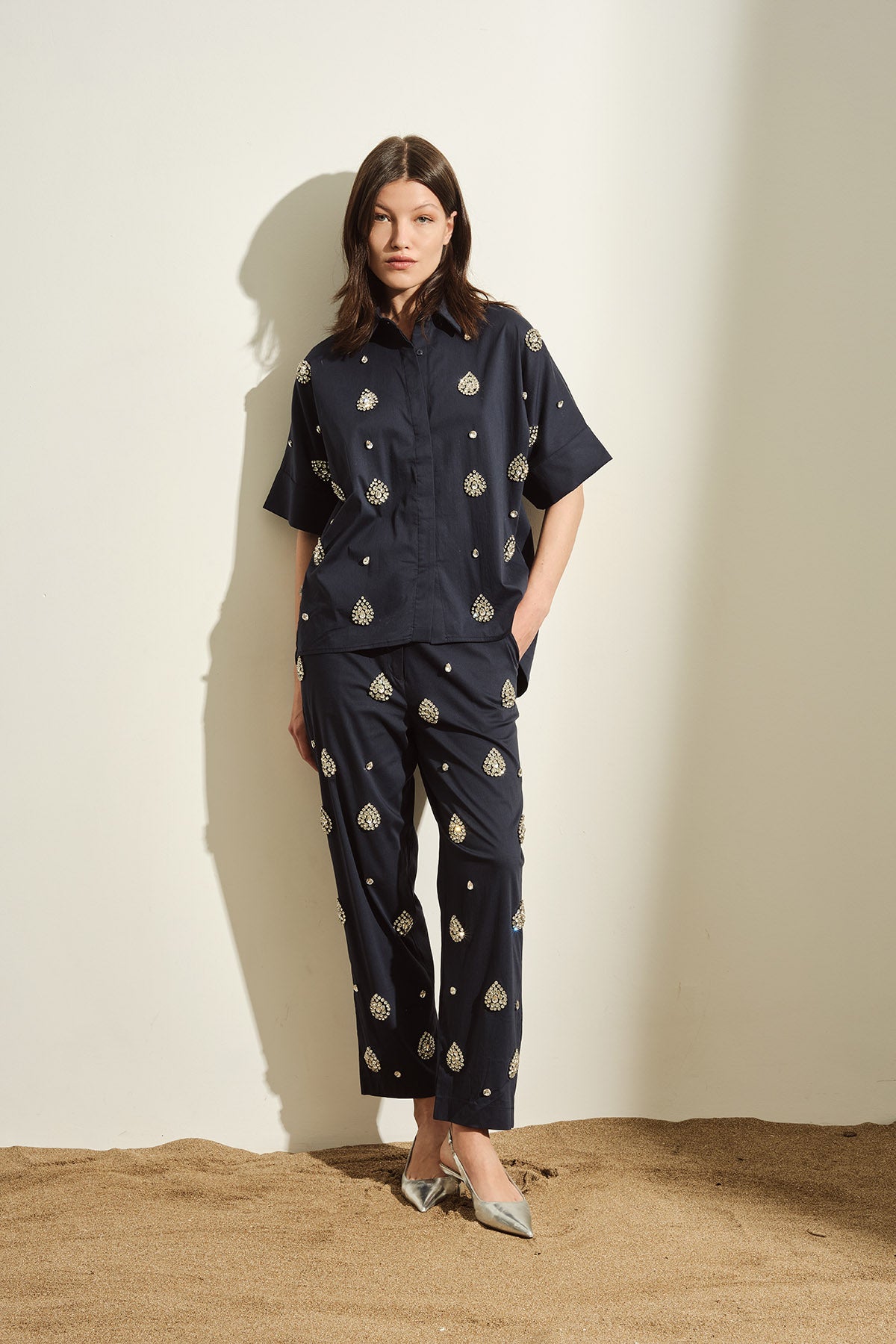 CAMICIA CON APPLICAZIONI GIOIELLO