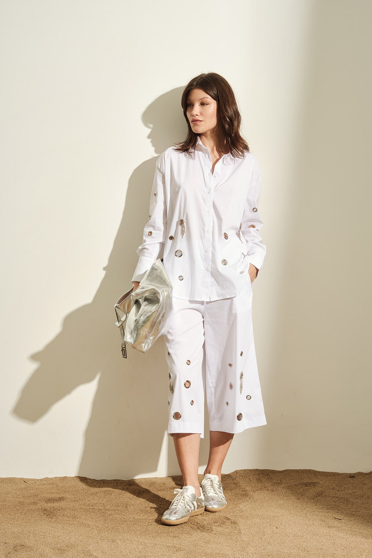 CAMICIA IN POPELINE CON APPLICAZIONI DECORATIVE