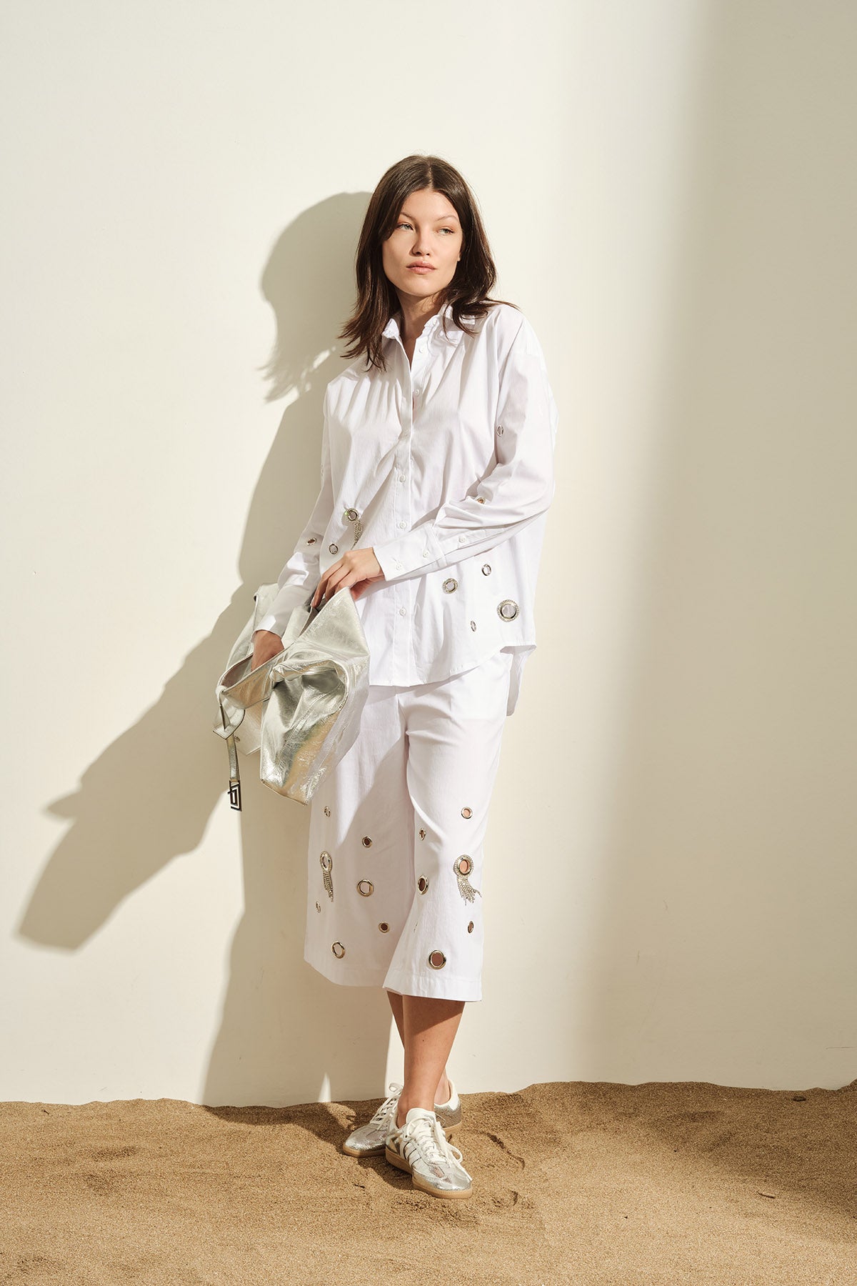 CAMICIA IN POPELINE CON APPLICAZIONI DECORATIVE